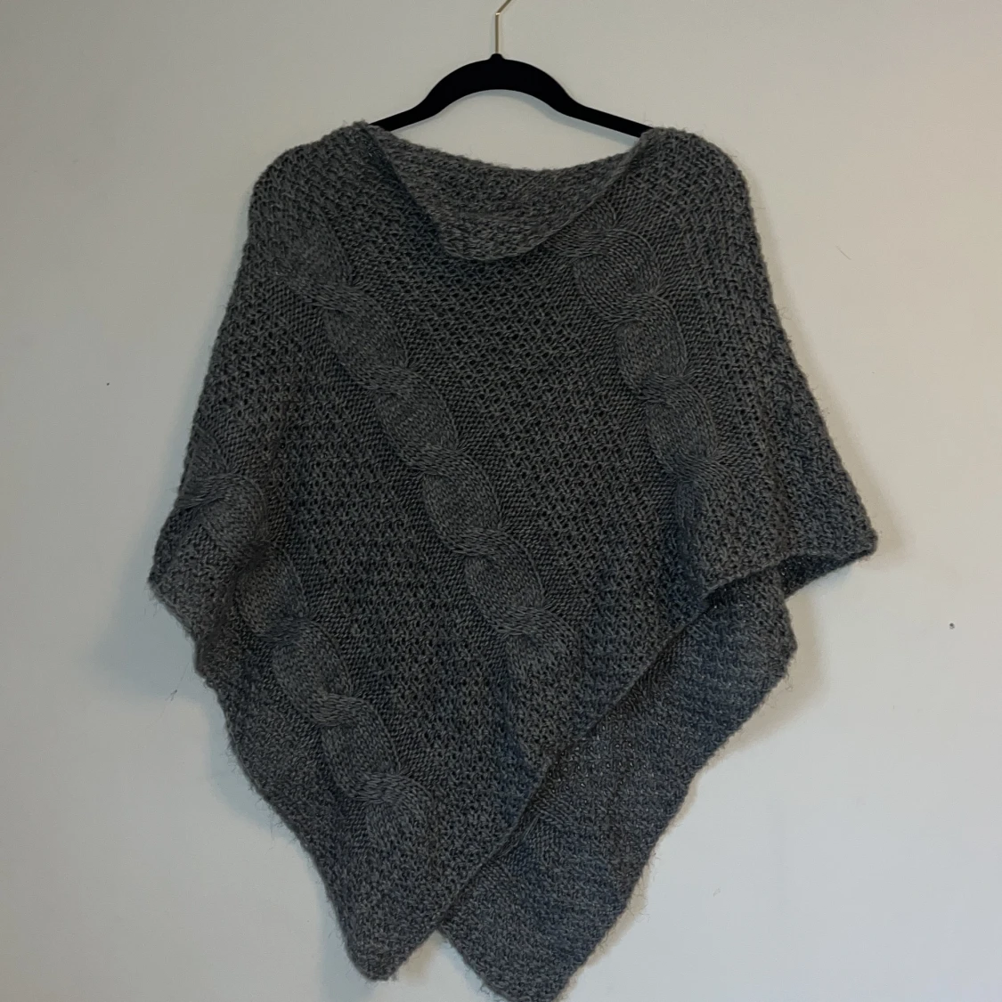 Stickad grå poncho  - 90