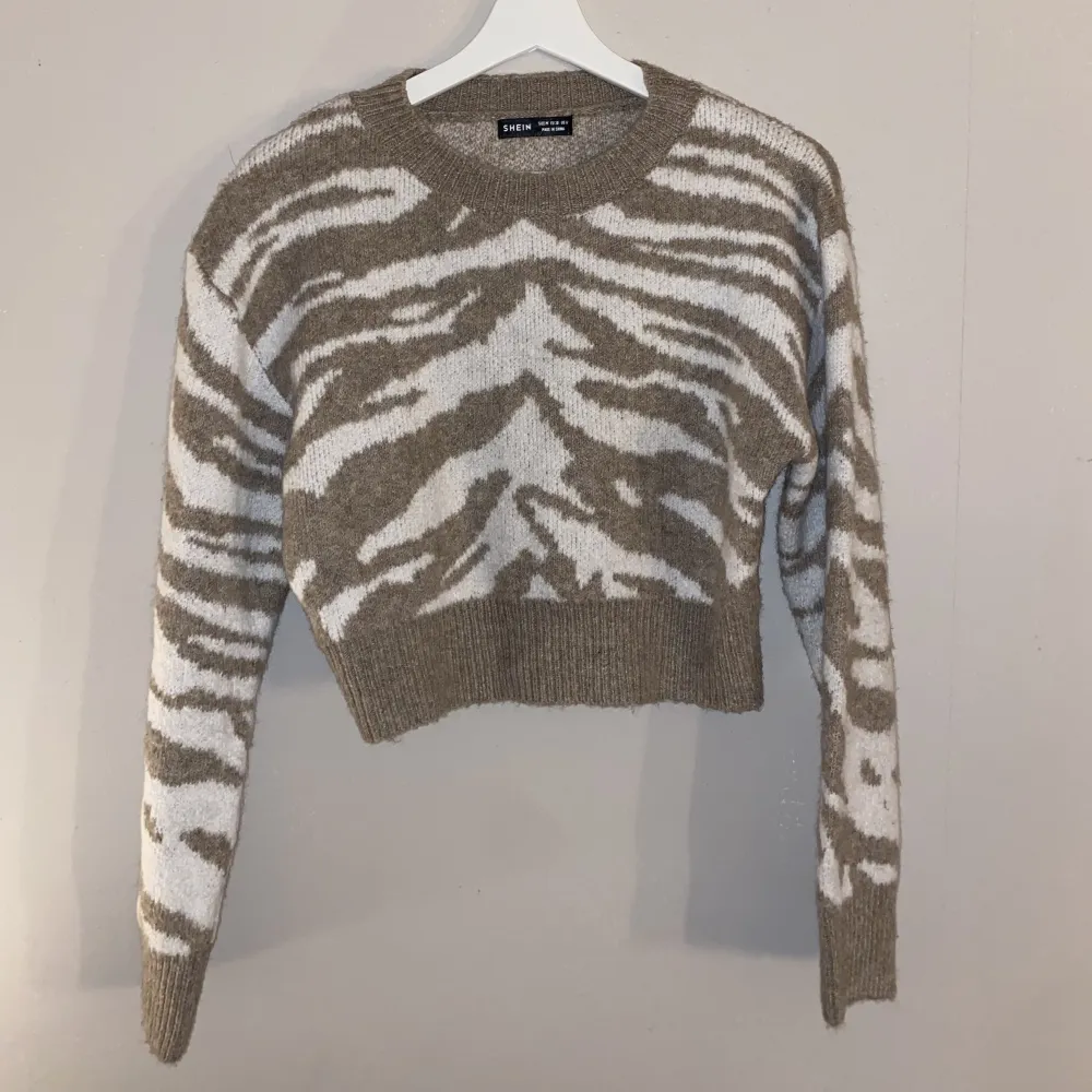 Säljer min croppade stickad tröja i zebra mönster som är från SHEIN. Den är knappt använd. Är väldigt fin och tjock i materialet, den sticks inte heller när man har på sig den. Väldigt varm och skönt!. Stickat.