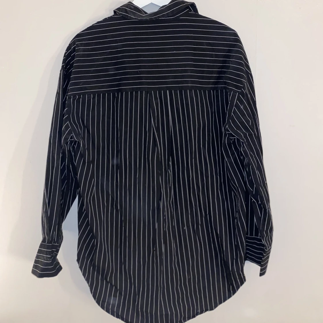 Svart/vit randig oversize skjorta - 91