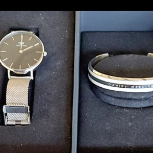 Daniel wellington set - Daniel wellington set armband och klockan med svart ur, nypris över 2200kr Eller armbandet för 400kr nytt aldrig använt. 