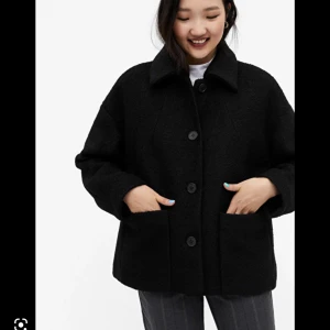 Kort kappa - Kort kappa från monki, mkt bra skick, inte så använd - 450kr ink frakt