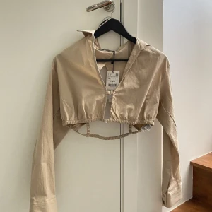 Topp Zara - Fin croppad skjorta från Zara. Aldrig använd 💕