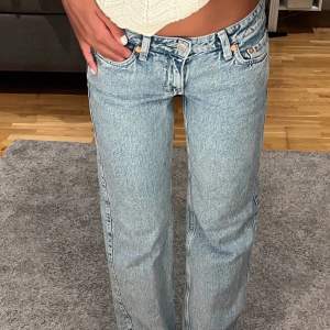Sjukt snygga Low Rise straight jeans från weekday, väldigt populära och ofta slutsålda❤️ säljer då de är försmå i midjan😍 ( första och sista bilden lånad, frakt tillkommer ) 😘 nypris 599
