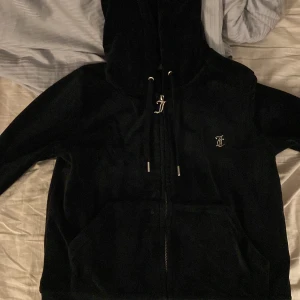 Juicy kofta  - Juicy kofta i väldigt fint skick, knappt använd och inga skador eller defekter på den, köptes förra året Köparen står för frakten 