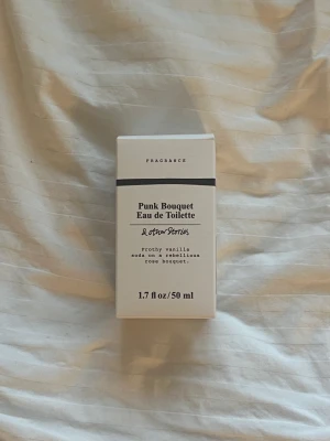 & Other stories Eau de Toilette - Säljer en helt ny Eau de toilette från & Other stories! Luktar jättegott av vanilj och rosor🌹 