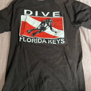 T shirt - T shirt i storlek L med tryck 