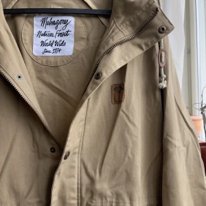 Mahogony vårjacka - Fin jacka från Mahogony som passar bra till våren. Jackan är i bra skick och har använts sparsamt. Storlek L