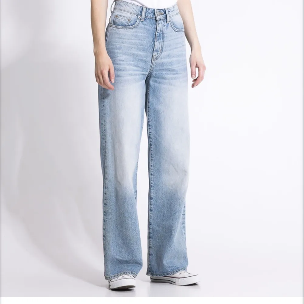 Säljer mina ljusblåa jeans från Lager 157. Använda kanske 2 gånger och är i bra skick. Storlek M vilket motsvarar 38/40. Jeans & Byxor.
