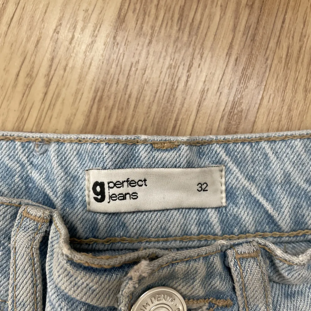 Straight jeans från ginatricot i storlek 32. Jeans & Byxor.