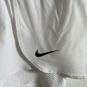 Träningsshorts med innerbyxa - Vita träningsshorts med innerbyxa i meshtyg 