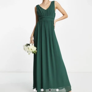 Balklänning  - Helt oanvänd (prislapp finns kvar) grön balklänning från Vila, beställd på ASOS.  Ordinariepris: 860kr