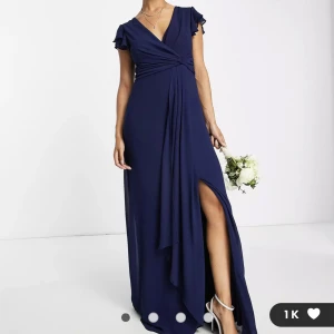 Balklänning - Helt oanvänd (prislapp finns kvar) marinblå balklänning från ASOS.  Ordinariepris: 880kr