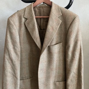 Oversized tweedkavaj  - Beige smårutig oversized kavaj i ull superfin nu till vår och sommar. Brukar ha den över klänning eller till baggy jeans - har fått megamycket komplimanger för denna!