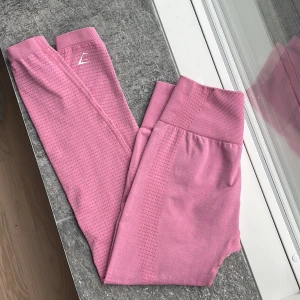 Gymshark tights - Rosa gymshark seamless tights i st m. Köpta på plick men säljer då de är för stora för mig. Gott skick utom att det är lite nopprigt i krysset därav priset.  