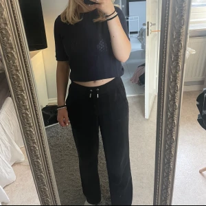 Juicy couture byxor - Ordinarie pris : 1099kr Säljer pga att de inte kommer till användning.  Passar ca 1,60cm i längden💕 