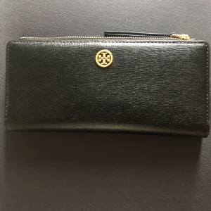 Tory Burch, Robinson zip slim wallet  - Nyskick aldrig använt.  Org pris 2700 kr Mörkblå inuti.  Pris kan diskuteras  