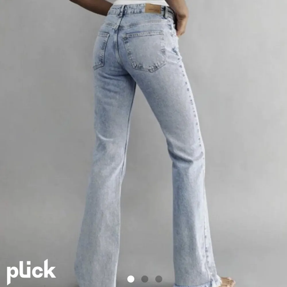 Säljer dessa jeans från GinaTricot på grund av att de inte kommer till användning längre. . Jeans & Byxor.