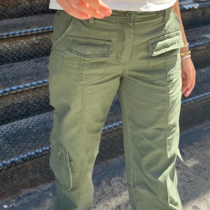 Brandy cargos - Skitsnygga oanvända gröna cargos från Brandy Melville, modell ”Kim Cargo Pants” 🖤