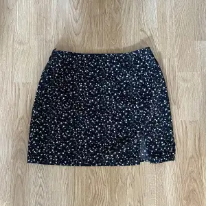 Säljer denna korta, blommiga kjolen från Shein i storlek S🙌🏼 Har använts få gånger och är i fint skick!! Den har en liten slits på högersidan och har en dragkedja vid midjan. Perfekt nu till sommaren☀️