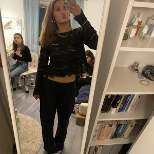 Svart spetts tröja  - Svart tröja i spetts 🖤 storlek XS, det är ej tröjan på första bilden men liknande! Sjukt trendig och snygg 💞 Från Monki, i bra skick. Köparen står för frakten, bara att höra av sig vid frågor osv 💞