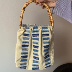 Handväska - En liten handväska som är köpt second hand! Fint skick 