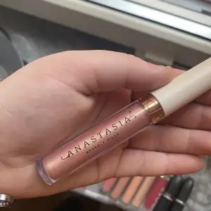 Anastasias lipgloss i färgen Beaming. Aldrig använd, 3.2g produkt. 