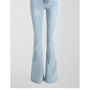 Low waist bootcut - Jeansen är i bra skick, köpt för en månad sen. Sitter bra och är stretchiga men är för korta för mig då dom är i petite.