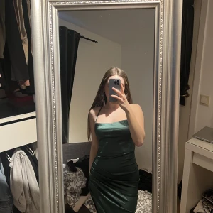 Silkes klänning - En väldigt snygg silkesgrön klänning från Shein