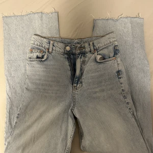 Jeans - Ljusblåa jeans som är använda 1 gång (tryck INTE på köp nu) köparen står för frakt. För fler bilder skriv till mig 💕