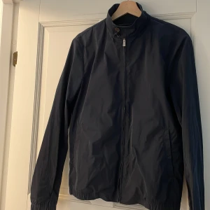 Salle Privée - Light jacket made from Sallie Privée. Size is a 46 / M storlek. It was too small for me so i wish to sell it. Please write for any questions 😄