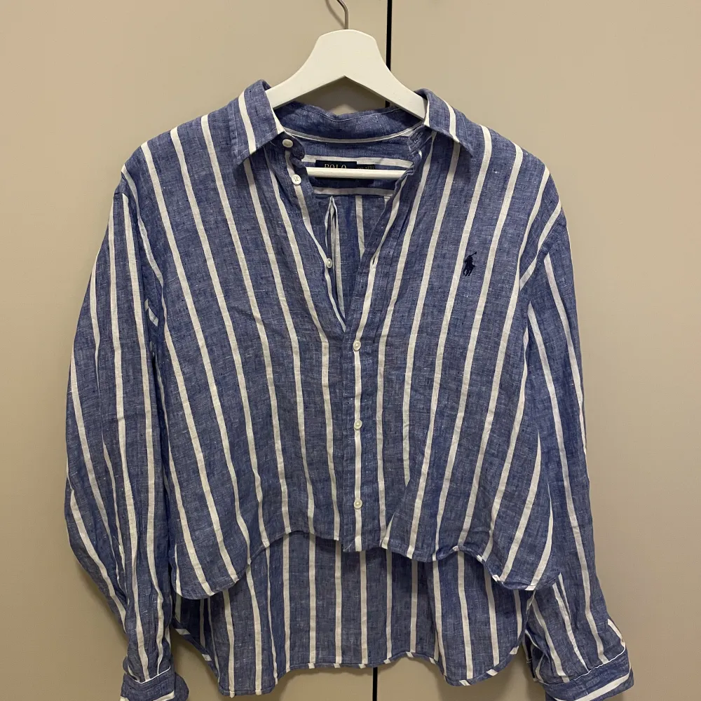 Linneskjorta som är oversize, använt fåtal gånger. Är vanligtvis en S. Skjortor.