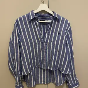 Linneskjorta som är oversize, använt fåtal gånger. Är vanligtvis en S
