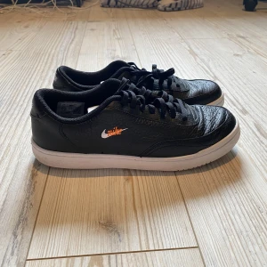Nike-skor - Knappt ens använda en gång är som nyskick!🖤(kan tycka att de var rätt smala i storleken)
