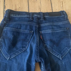 Levis lågmidjade jeans  - Unika Levis lågmidjade jeans är uppsydda men går lätt att sprätta upp🫶