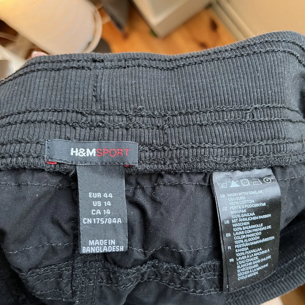 Säljer dessa svarta Cargo byxor för att dom inte riktigt kommer till användning. Byxorna är från h&m i storlek 44 men de är bra knytning i midjan. Hör av dig för fler bilder!😃. Jeans & Byxor.