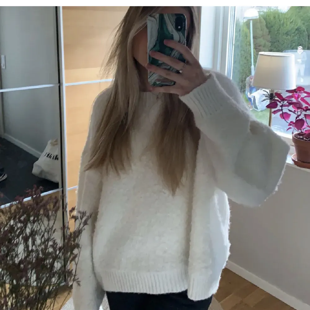 Nypris 600kr, köpt här på Plick för 170kr. Storlek L eftersom jag ville ha den oversized. Inte använd💗Lånade bilder!!. Stickat.