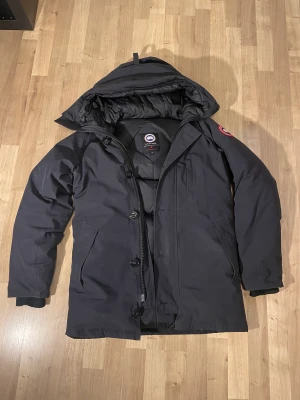 Canada goose jacka - Detta är en canada goose chateau parka i bra skick. Söker helst byte mot en annan canada goose jacka i storlek M då denna har blivit för liten 