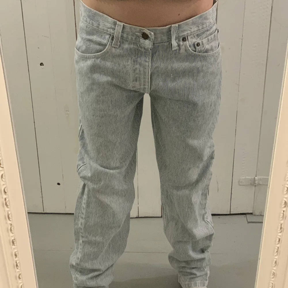 Randiga Levis jeans w33 l 32. Midjemått 40cm och innerbenslängd 78cm. (Jag på bilden är 170). Jeans & Byxor.