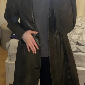 Skinnjacka - Vintage äkta skinnjacka från 90 talet🍸🪐 Mörkgrön färg, storlek 14, knappt använd🦥