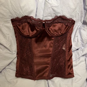 Spets korsettopp - Vinröd korsettopp i spets från Prettylittlething, färgen syns bäst på bild 3, kan inte visa på pga förliten i kupan