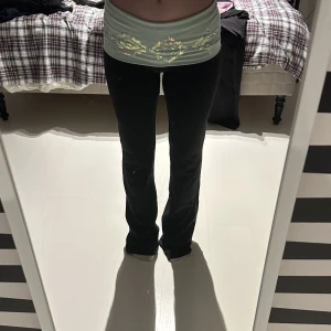 Pink yoga pants - Super fina Pink yoga pants köpta på Plick men dom passade inte mig så bra💕 super bra skick och inga defekter!❤️