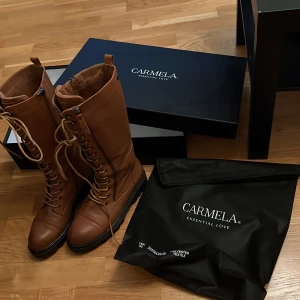 Carmela Boots - Ett nya äkta Carmela stövlar som inte använda som stor på bilden med dust bag o orginal box , säljar på grund av det är stor , köpte för 2500kr men sälja den till 2000kr o priset kan diskuteras o flera bilder kan jag skicka 
