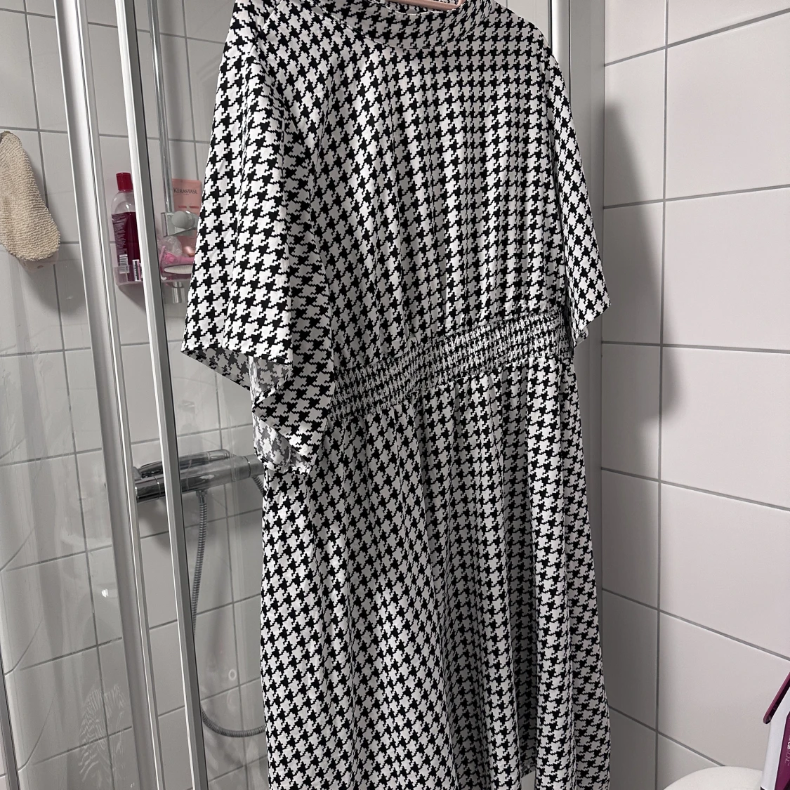 Svartvit houndstooth klänning