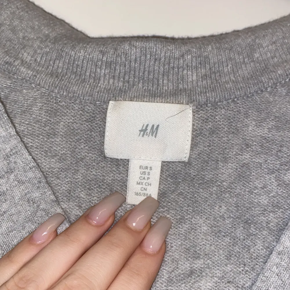 Säljer nu denna jätte fina stickade tröjan från h&m då den är för stor och då inte kommer till användning💞. Stickat.