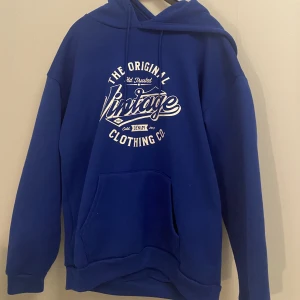 Mörkblå hoodie - En jättefin mörkblå hoodie från Shein i storlek M. Skulle säga passar som en S. Lite nopprig.