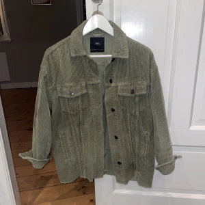 Grön manchesterjacka - Oversize manchesterjacka från zara i storlek xs!