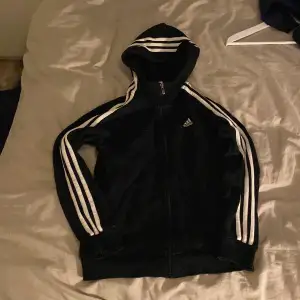 Gammal liten adidas kofta jätte fin vill själv ha den men för liten för mig så därför jag säljer den 