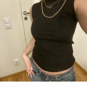 Svart topp - Svart ribbad topp   (Lånade bilder)