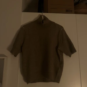 Stickad trekvartsärmad  - Stickad trekvartsärmad polotröja från Malene Birger i nyskick. 