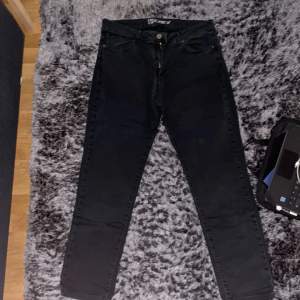 Svarta jeans har använts ett par gånger ser ut som ny jätte bra kvalitet köpt för 500kr